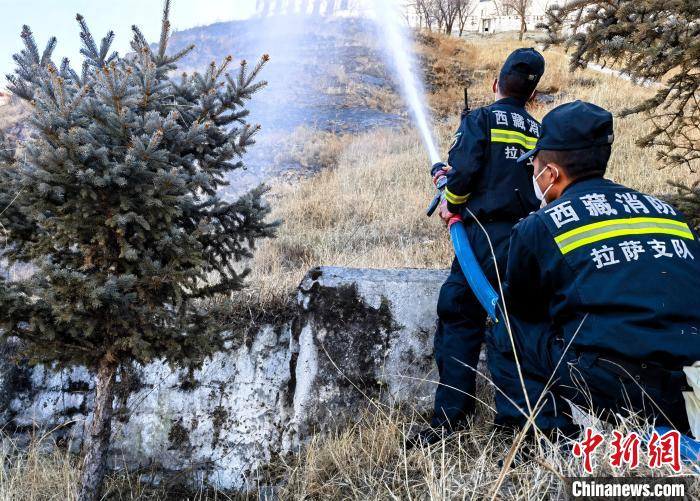 12月6日，布達(dá)拉宮消防救援大隊(duì)在布達(dá)拉宮山體林草區(qū)域開展?jié)窕ぷ鳌！㈣?攝