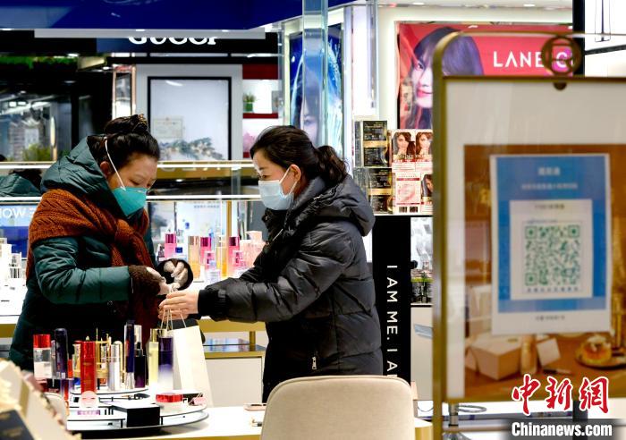 12月7日，拉薩，市民掃碼進入拉薩百貨大樓選購護膚品?！±盍?攝
