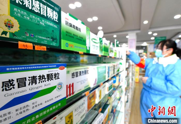 12月7日，拉薩宇拓路一藥店工作人員正在整理店內(nèi)的感冒類藥品?！±盍?攝