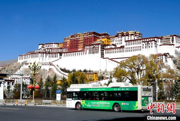 12月7日，一輛公交車從拉薩市城關(guān)區(qū)北京中路駛過?！±盍?攝