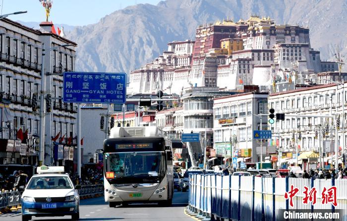 12月7日，一輛公交車從拉薩市城關(guān)區(qū)北京東路駛過?！±盍?攝