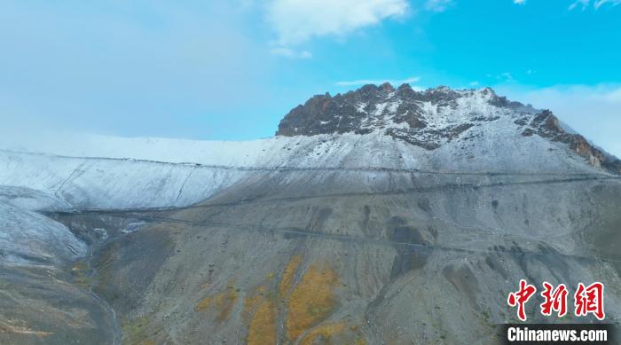 圖為邊壩縣降雪時夏貢拉山段路況。　邊壩縣融媒體中心供圖