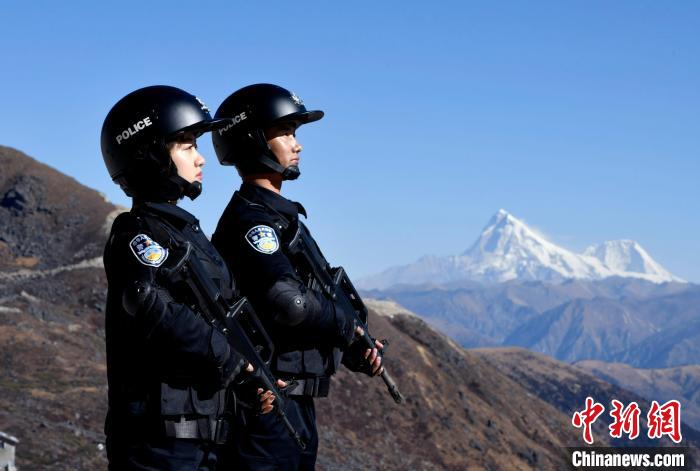 1月6日，移民警察在執(zhí)勤。　李林 攝