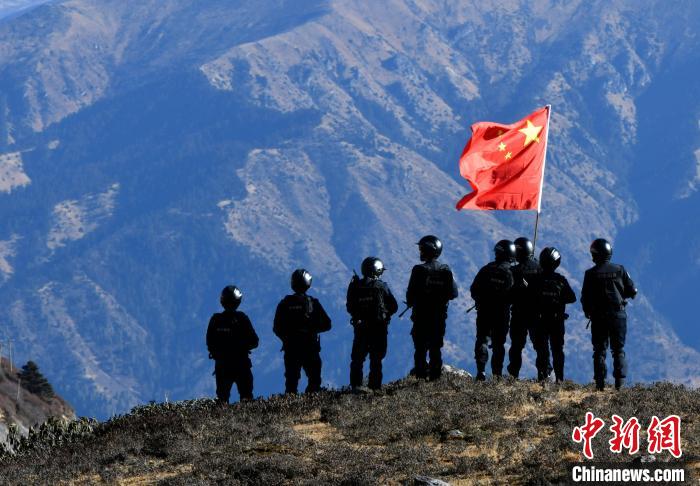 1月6日，移民警察在執(zhí)勤?！±盍?攝