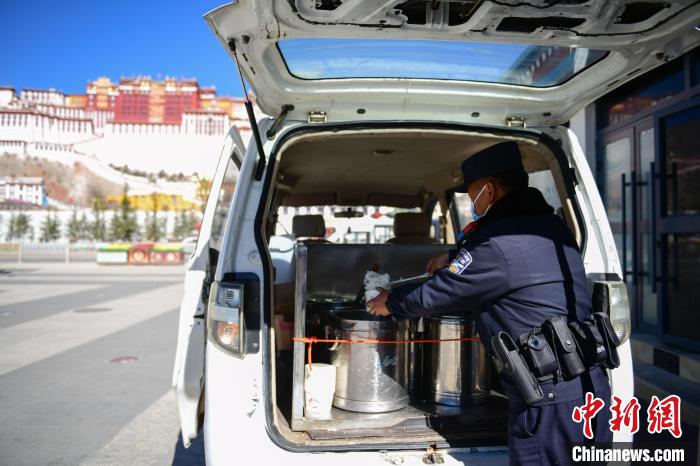 圖為1月23日，布達(dá)拉宮廣場派出所民警正在打午飯?！∝暩聛硭?攝