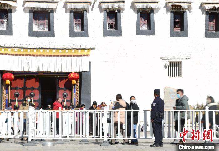 圖為1月23日，布達(dá)拉宮廣場派出所民警正在引導(dǎo)游客?！∝暩聛硭?攝