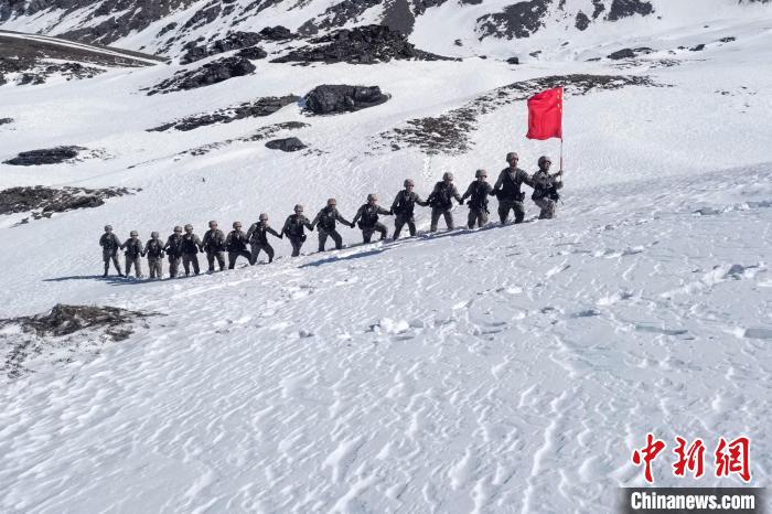 春節(jié)期間，西藏軍區(qū)山南軍分區(qū)某邊防團官兵踏雪巡邊。　旦增晉美 攝
