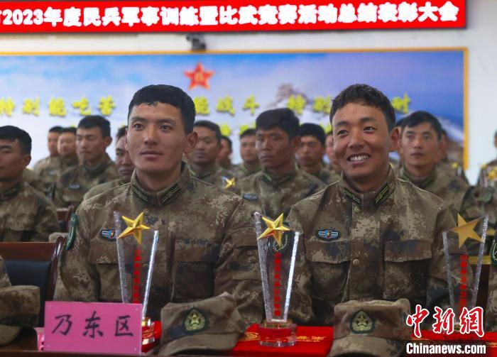 表彰大會上，獲獎選手開心瞬間?！敲衫?攝