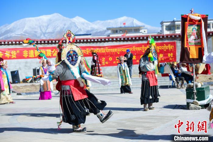 圖為藏戲非遺展演現(xiàn)場(chǎng)?！∝暩聛?lái)松 攝