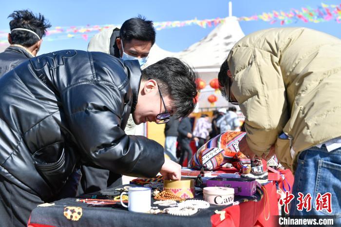 圖為展銷會(huì)現(xiàn)場(chǎng)?！∝暩聛?lái)松 攝