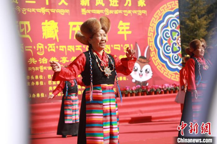 圖為藏歷新年活動現(xiàn)場?！埩?攝
