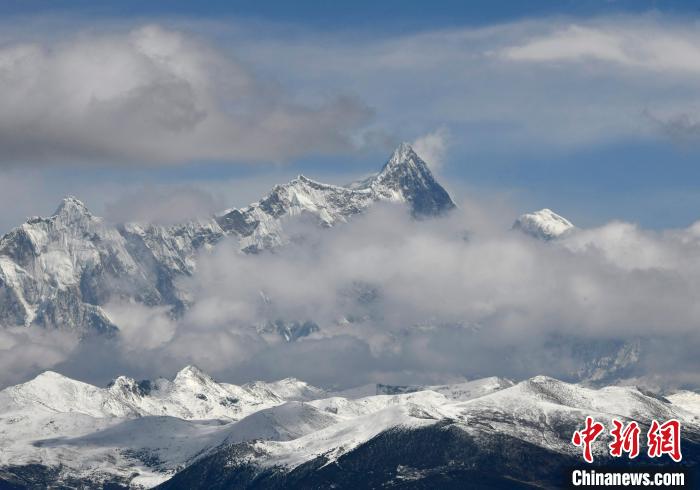 2月17日，西藏林芝色季拉山觀景臺拍到的南迦巴瓦峰?！±盍?攝