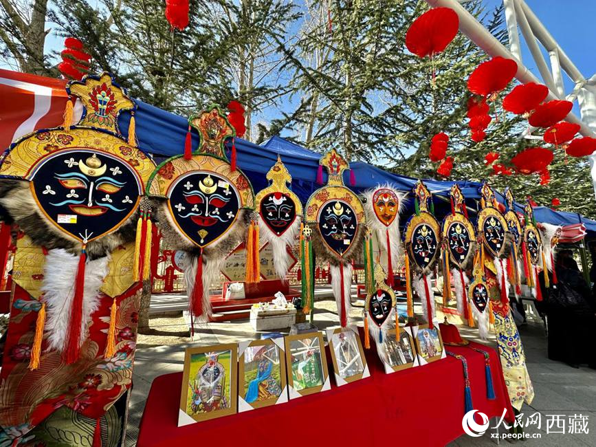 充滿藏元素的年貨節(jié)現(xiàn)場。人民網(wǎng) 次仁羅布攝