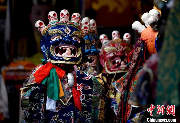 2月19日，楚布寺僧人們佩戴面具準備參加跳神活動。　李林 攝