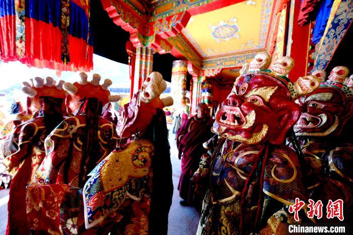 2月19日，楚布寺僧人們佩戴面具準備參加跳神活動?！±盍?攝