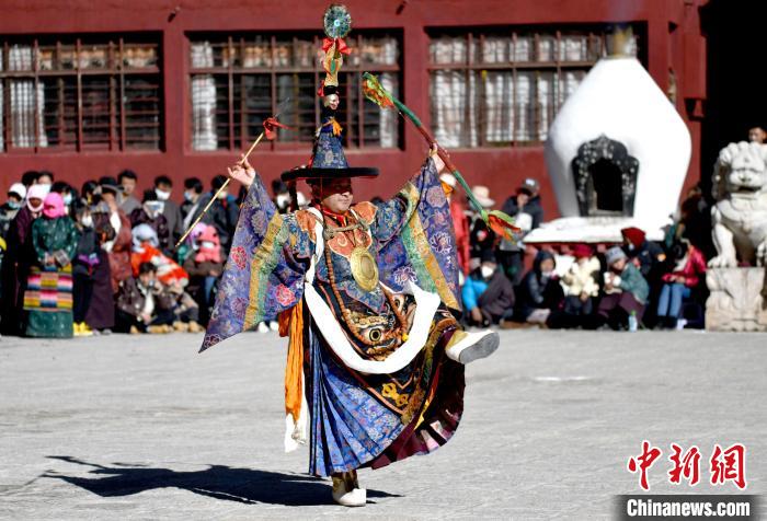 2月19日，楚布寺僧人參加跳神活動?！±盍?攝