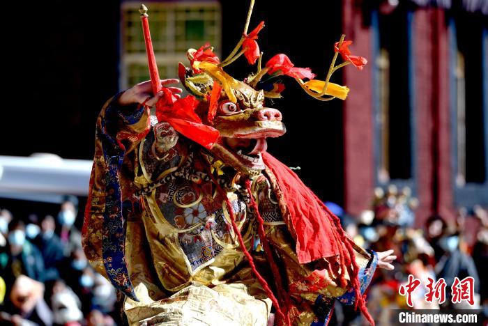 2月19日，楚布寺僧人佩戴面具參加跳神活動?！±盍?攝