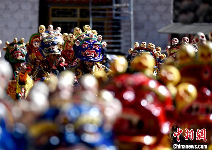 2月19日，楚布寺僧人們佩戴面具參加跳神活動。　李林 攝
