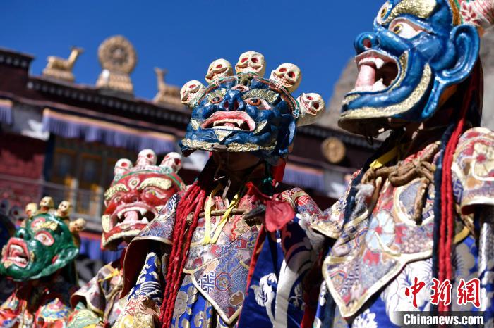 2月19日，楚布寺僧人們佩戴面具參加跳神活動?！±盍?攝
