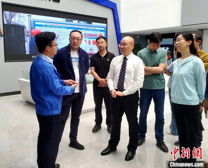 圖為全國政協(xié)委員、農(nóng)工黨青海省委主委王昆(中)在企業(yè)調(diào)研?！」鶟M福 供圖
