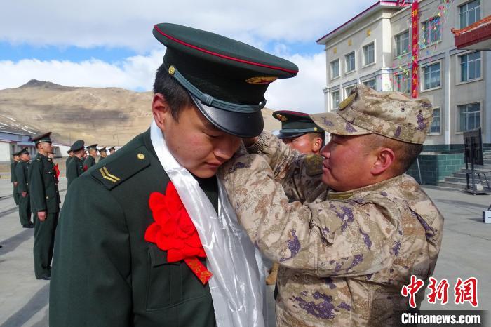 卸下軍銜等標(biāo)識(shí)。　劉俊輝 攝