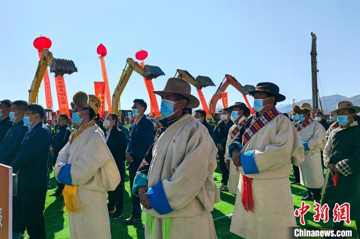 各方代表參加集中開復(fù)工儀式?！∧岈斪扛?攝