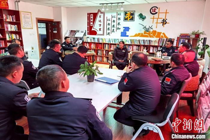 圖為亞?wèn)|出入境邊防檢查站民警與銀行業(yè)務(wù)人員進(jìn)行金融知識(shí)深入交流。　胡利媛 攝