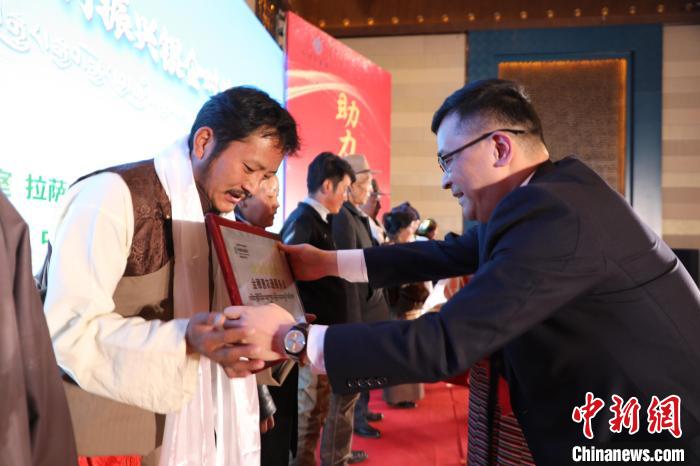 圖為拉薩市銀企對(duì)接洽談會(huì)現(xiàn)場(chǎng)?！「裆愔?攝