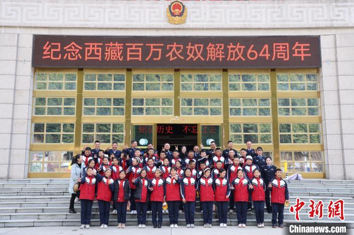 圖為亞東邊檢站民警代表與駐地小學(xué)師生代表合影留念?！『?攝