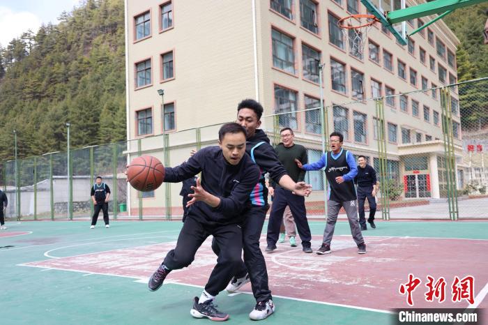 圖為亞東邊檢站民警與駐地農(nóng)業(yè)銀行代表開展籃球友誼賽?！『?攝