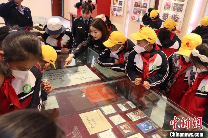 圖為亞東邊檢站民警為駐地小學(xué)生講解該站榮譽(yù)發(fā)展史?！『?攝