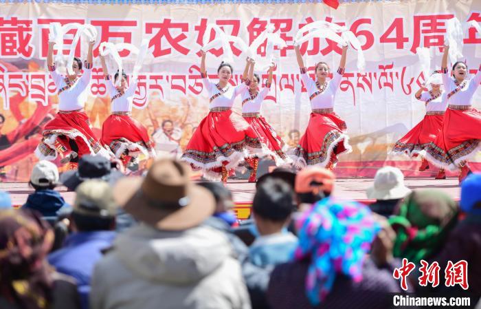 圖為墨竹工卡縣龍珠崗村，文藝演出現(xiàn)場?！∝暩聛硭?攝