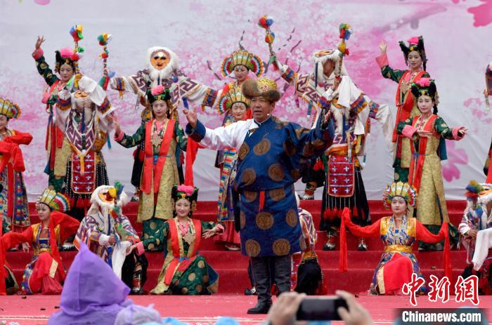 3月28日，西藏林芝第二十屆桃花旅游文化節(jié)開(kāi)幕式上的文藝表演。　李林 攝