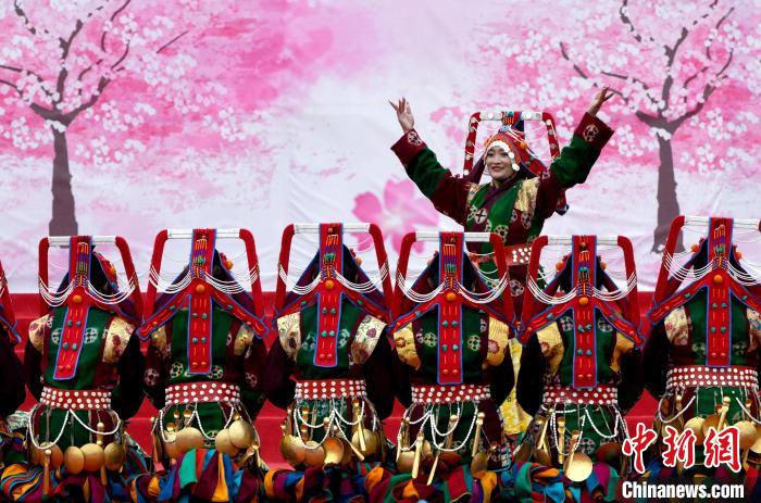 3月28日，西藏林芝第二十屆桃花旅游文化節(jié)開(kāi)幕式上的文藝表演?！±盍?攝