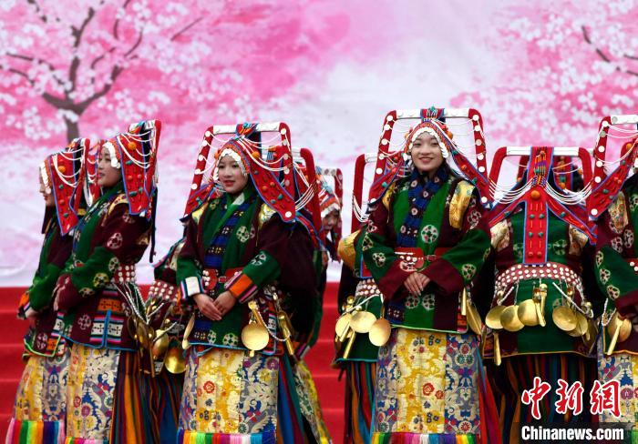 3月28日，西藏林芝第二十屆桃花旅游文化節(jié)開(kāi)幕式上的文藝表演?！±盍?攝