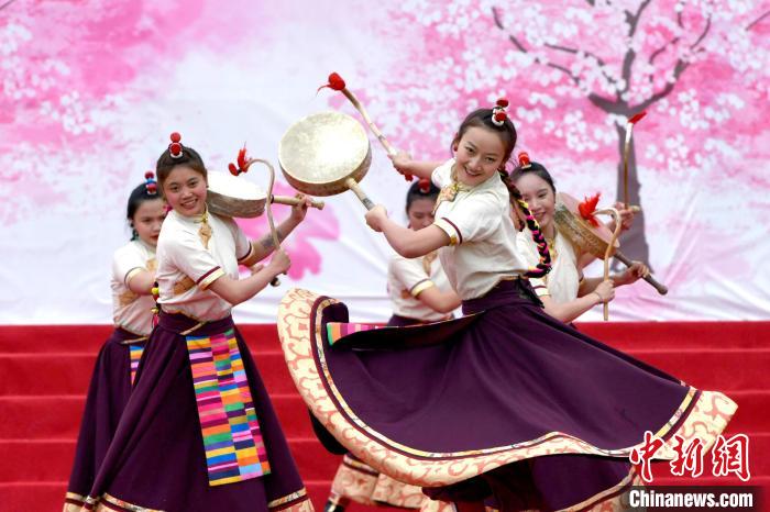 3月28日，西藏林芝第二十屆桃花旅游文化節(jié)開(kāi)幕式上的文藝表演。　李林 攝