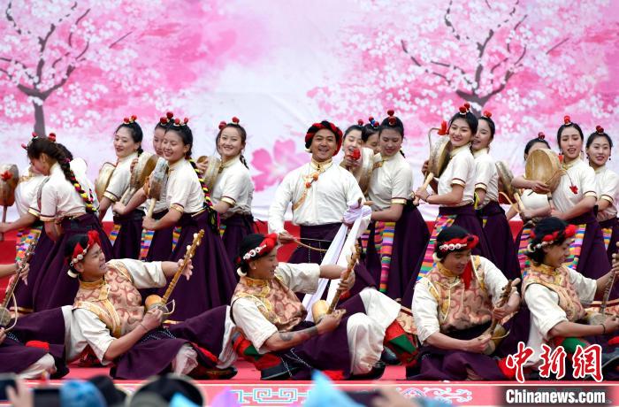 3月28日，西藏林芝第二十屆桃花旅游文化節(jié)開(kāi)幕式上的文藝表演?！±盍?攝