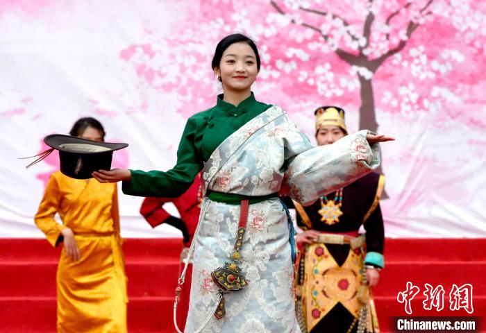 3月28日，西藏林芝第二十屆桃花旅游文化節(jié)開(kāi)幕式上的文藝表演?！±盍?攝