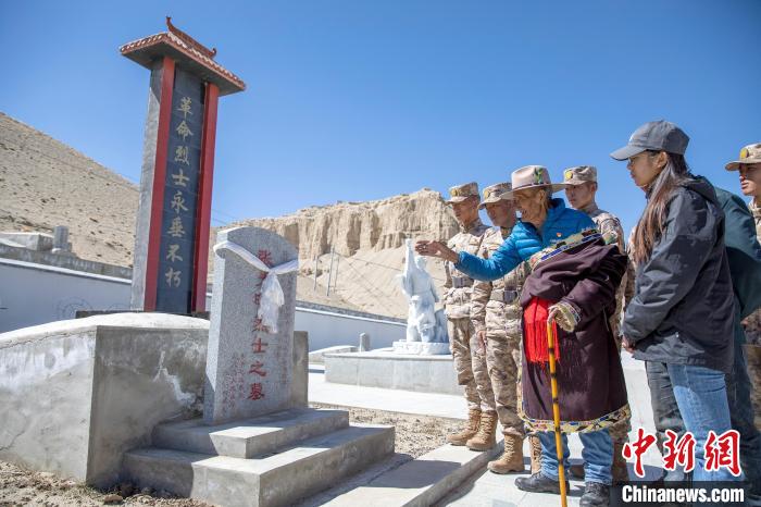 圖為在西藏阿里地區(qū)札達(dá)縣烈士陵園，82歲的次仁南杰老人為軍民代表講述新舊西藏的變化?！詵| 攝
