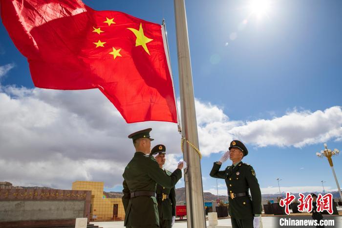 圖為在西藏阿里地區(qū)札達(dá)縣，軍民共同舉行升國(guó)旗儀式，慶祝西藏百萬(wàn)農(nóng)奴解放紀(jì)念日?！詵| 攝