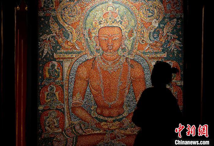 3月31日，觀眾欣賞展覽中的作品?！±盍?攝
