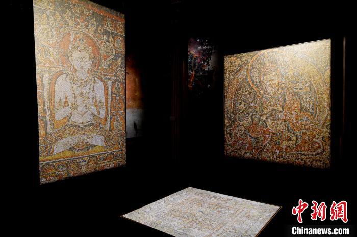 3月31日，觀眾欣賞展覽中的作品?！±盍?攝