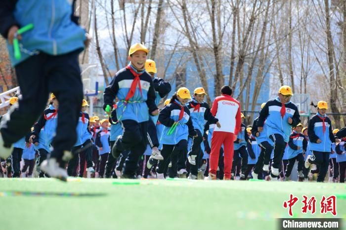 圖為學生在跳繩教練齊景龍的指導下做準備運動。　貢嘎來松 攝