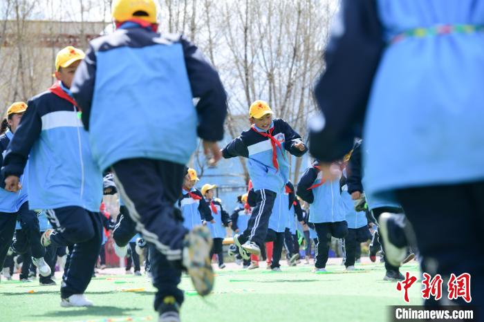 圖為學生在跳繩教練齊景龍的指導下做準備運動?！∝暩聛硭?攝
