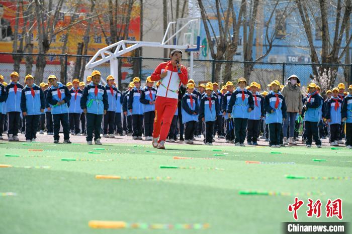 圖為學生在跳繩教練齊景龍的指導下做準備運動。　貢嘎來松 攝