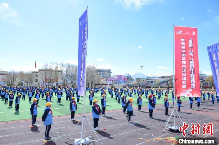 圖為學生在跳繩教練齊景龍的指導下做準備運動?！∝暩聛硭?攝