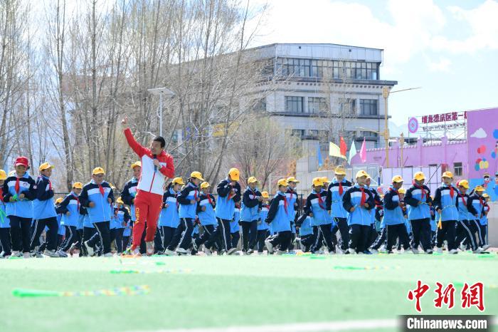 圖為學生在跳繩教練齊景龍的指導下做準備運動?！∝暩聛硭?攝