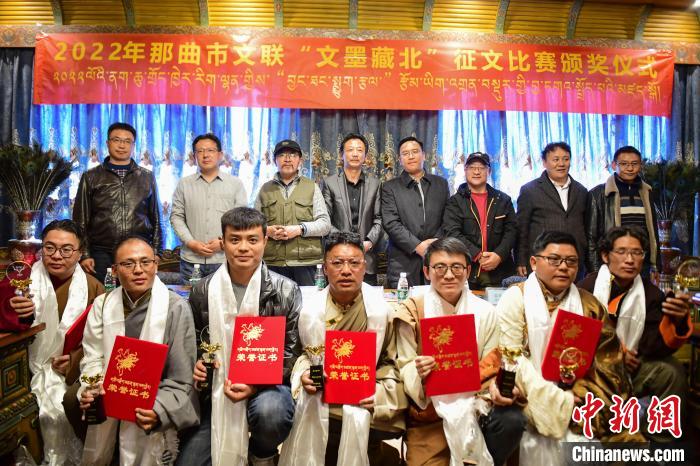 圖為獲獎人員合影留念?！∝暩聛硭?攝