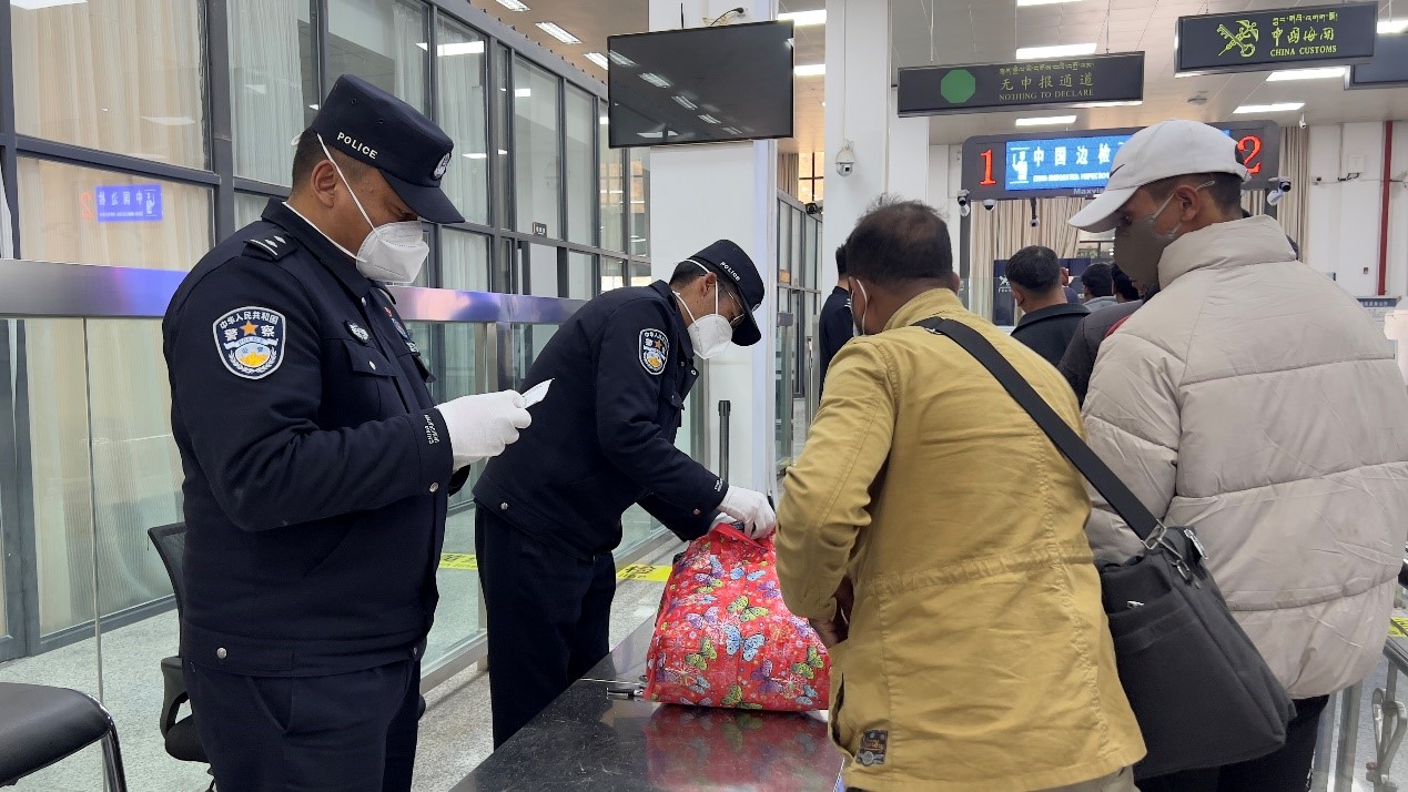 吉隆口岸移民管理警察正在對(duì)行李物品進(jìn)行檢查。人民網(wǎng)記者 唐宋攝