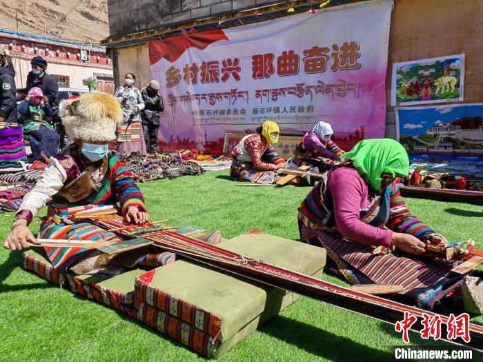 圖為2022年，安多縣雁石坪鎮(zhèn)“鄉(xiāng)村振興那曲奮進(jìn)”編織技藝比賽現(xiàn)場(chǎng)。資料圖 那曲市“鄉(xiāng)村振興 那曲奮進(jìn)”活動(dòng)辦供圖